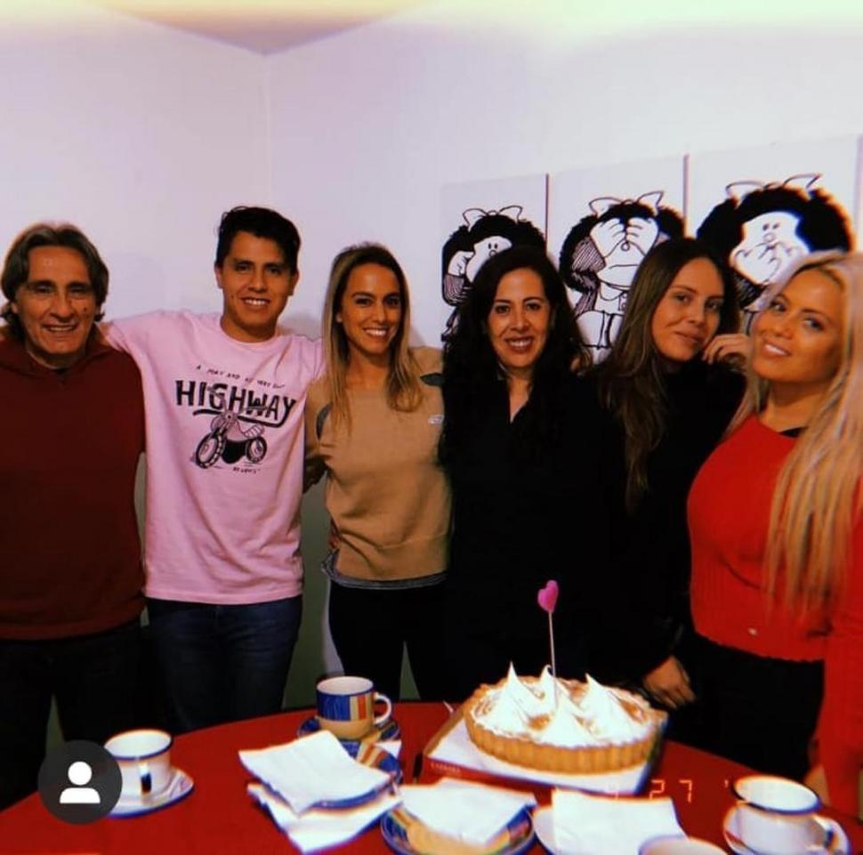 SUS AMORES. Valencia aparece junto a su familia en Córdoba, donde se encuentra radicado desde hace muchos años.  