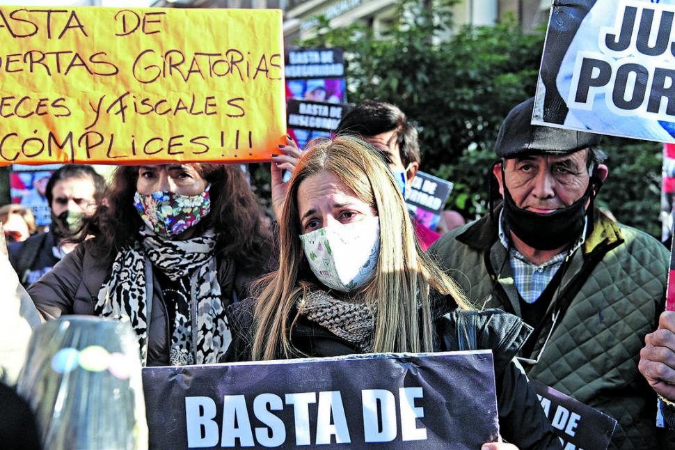 CONSTERNADA. La docente Ana Lía Porcel durante la marcha realizada frente a Tribunales y frente a la Legislatura, estuvo acompañada por decenas de productores de La Ramada de Abajo. la gaceta / foto de analía jaramillo