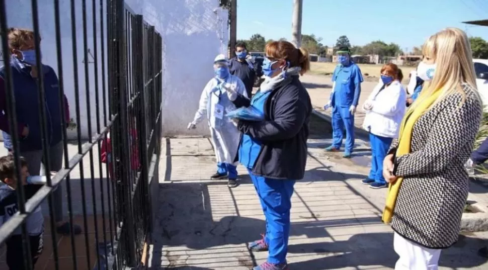 OPERATIVO. La ministra Rossana Chahla, ayer en el barrio La Cerámica.  comunicación pública