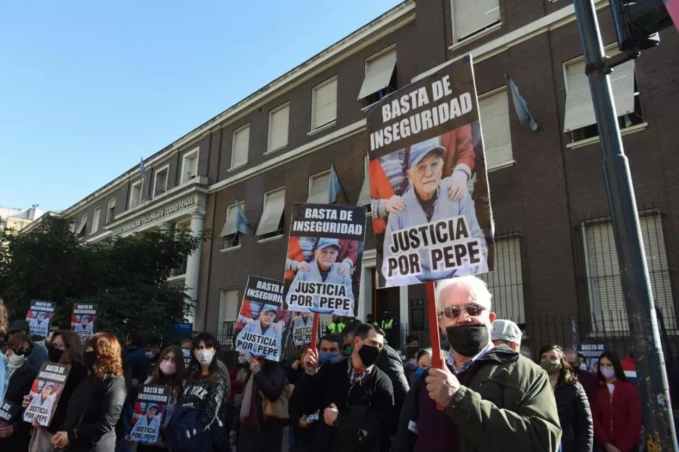 “JUSTICIA POR PEPE”. Productores y vecinos de La Ramada de Abajo protestan y levantan los carteles frente a los tribunales penales. la gaceta / fotos de analía jaramillo