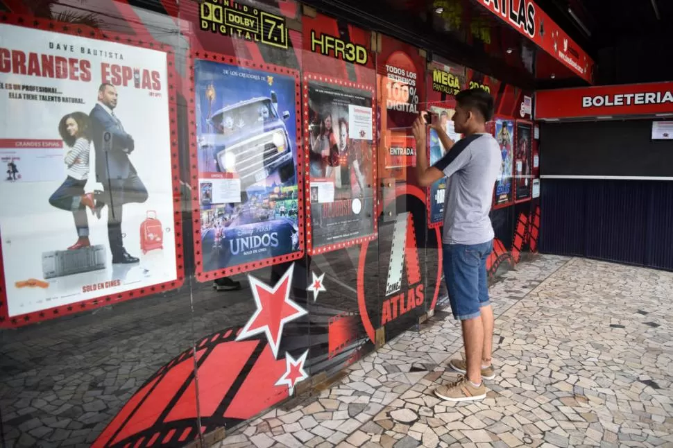 Los cines fueron uno de los primeros sectores en cerrar sus puertas cuando comenzó la cuarentena. ARCHVO 