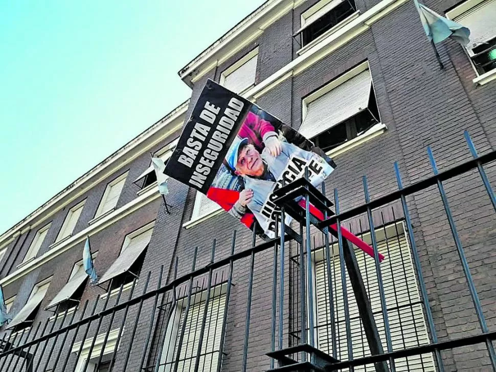 UNA MUESTRA DEL DOLOR. Los manifestante colgaron un cartel con la cara de Porcel en la reja de tribunales de avenida Sarmiento. la gaceta / foto de santiago re