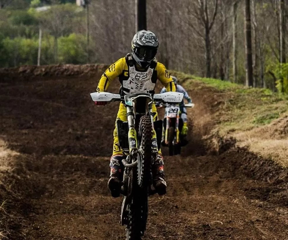 EN LOS PERALTES. Las motos tienen actividad en modo pruebas en este circuito. circuito los peraltes