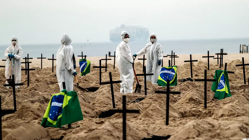 TEMERARIA DECISIÓN. Las autoridades de Rio de Janeiro habilitaron restaurantes, bares y gimnasios, aun cuando es la segunda ciudad de Brasil más afectada por la covid-19.