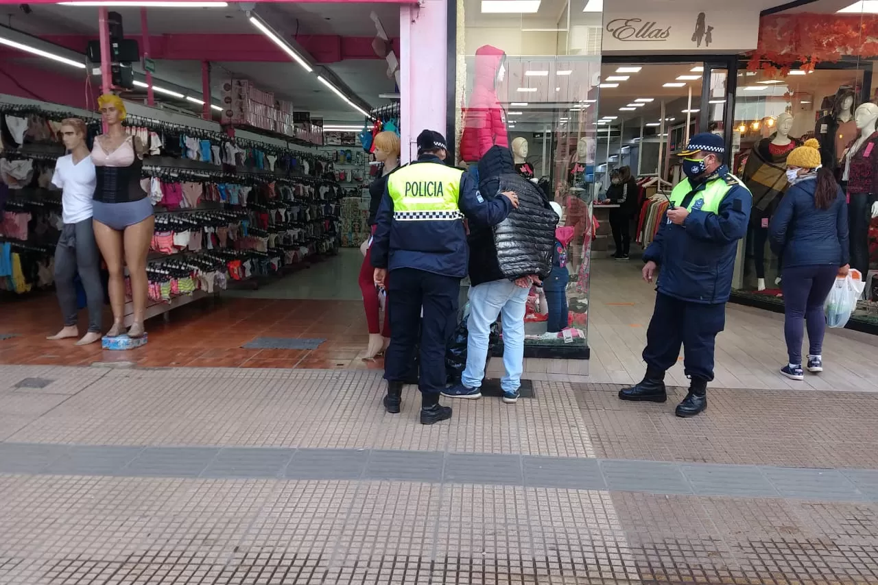 PEATONAL MENDOZA. El vendedor fue aprehendido por la Policía.