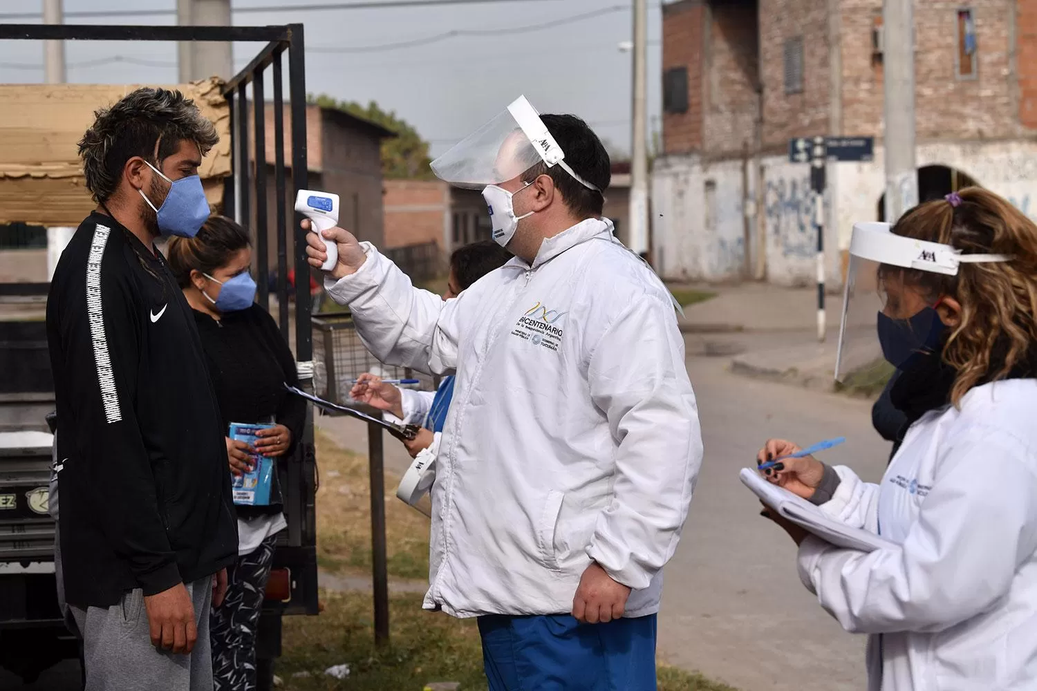 prevencin-siguen-controles-para-buscaAMPARADOS POR LEY. Agentes de la Salud buscan febriles en los barrios. FOTO: Archivo LA GACETA / Inés Quinteros Orio