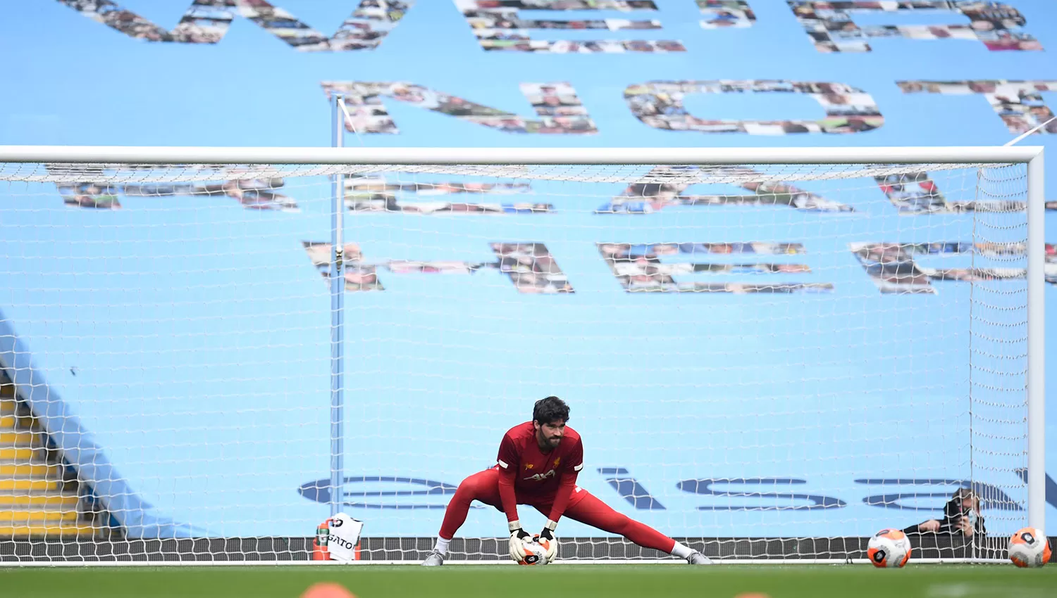 El brasileño Alisson es garantía en el arco del campeón inglés. (Reuters)