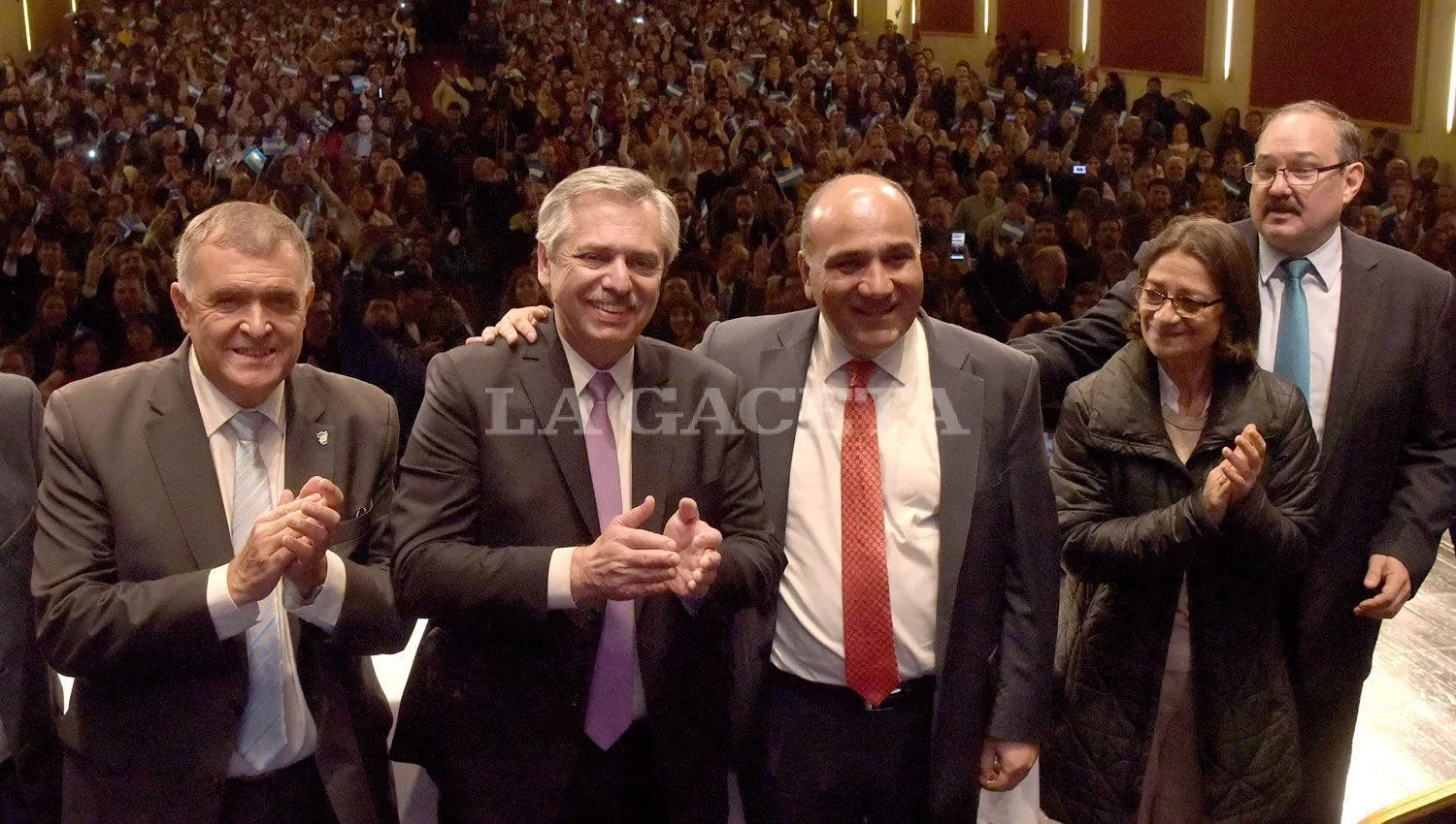 EN EL MERCEDES SOSA. Fernández, con Manzur y Jaldo el día de su reasunción en la Provincia. Foto: LA GACETA / Franco Vera