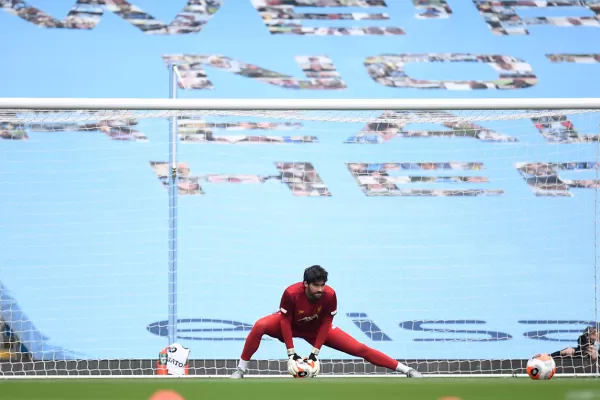 Liverpool estrenó su título con una dura derrota ante el Manchester City