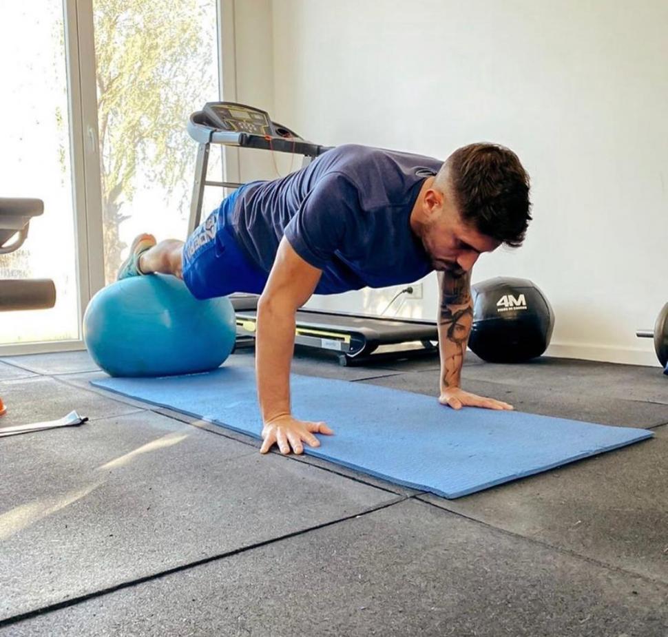 TRABAJA PARA LOGRARLO. Erbes hace flexiones de brazos en uno de sus tantos entrenamientos de cuarentena.