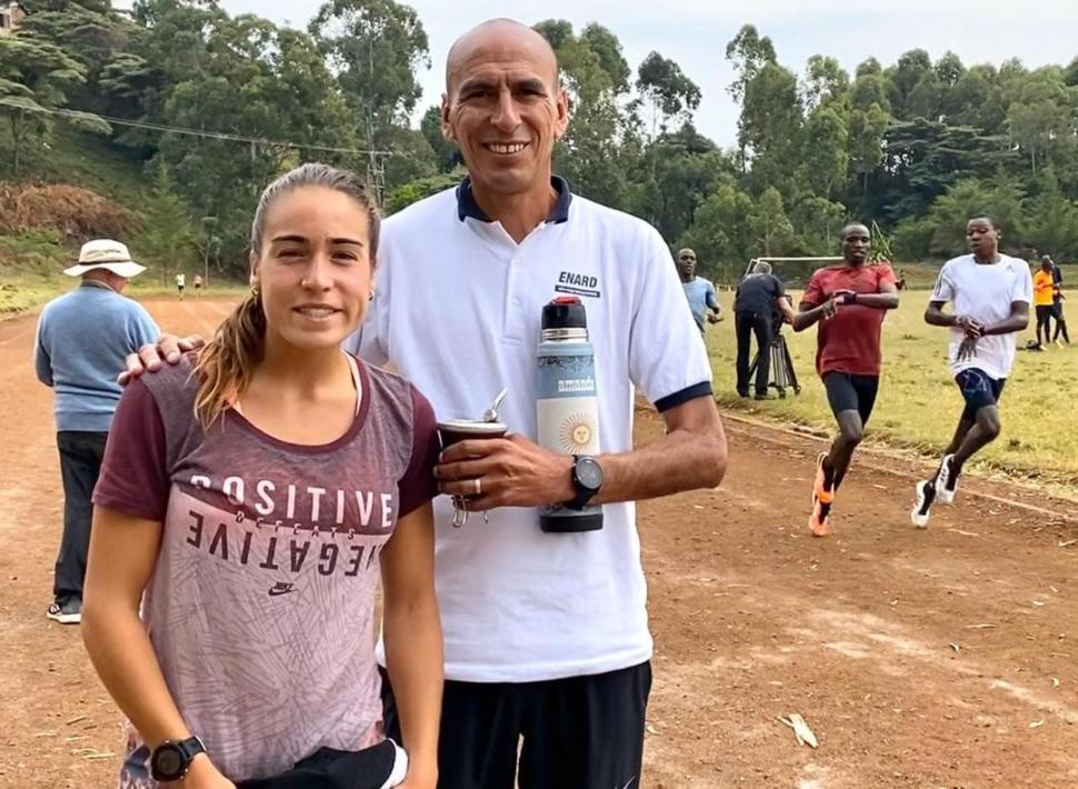 EN ÁFRICA. Malgor junto a su dirigida en el centro de entrenamiento en altura de Iten, Kenia. El lugar, a 2.400 metros, es de referencia mundial.