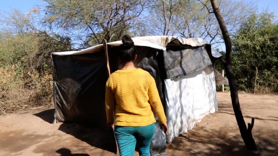 PRECARIEDAD. Algunas pobladoras viven con sus hijos en carpas de lona. 
