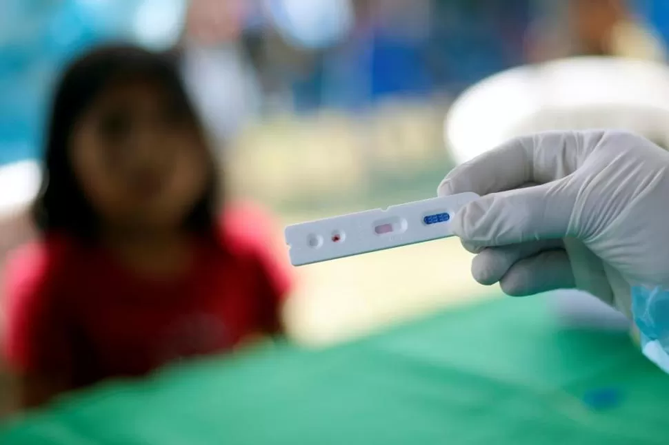 PRUEBAS. Médicos de Brasil realizan testeos a la población indígena.  Reuters