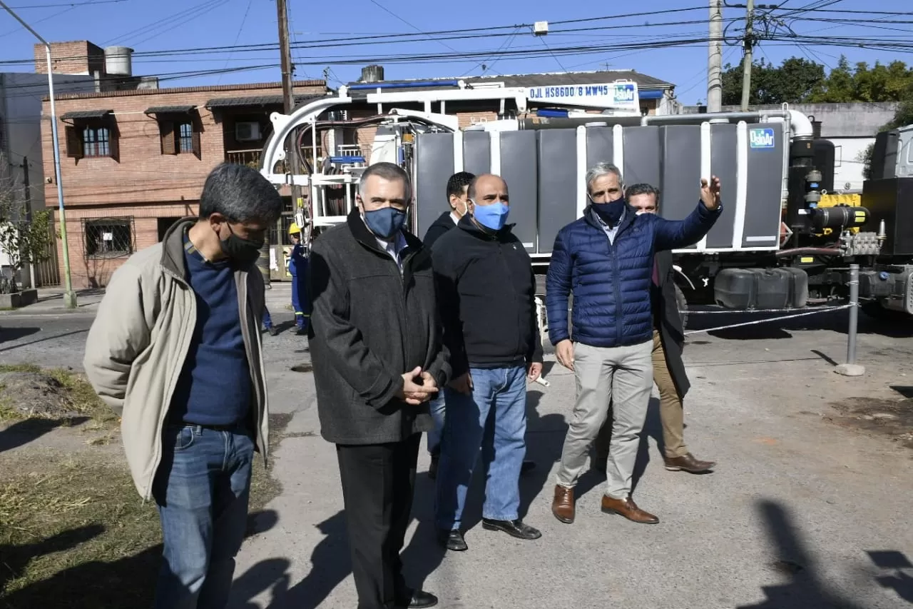 EN LA CAPITAL. Manzur, junto a Jaldo y su comitiva, en la recorrida de hoy. Foto: Prensa Legislatura