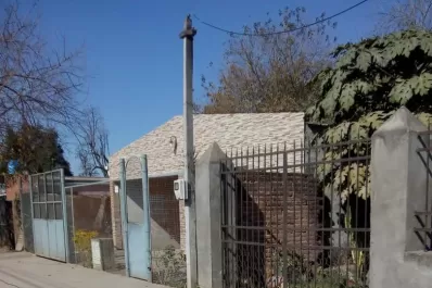 Susto por caída de postes en barrio San Francisco