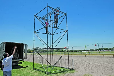 El autocine del hipódromo también ofrecería fútbol y tendría precios populares