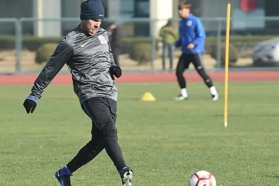 Carlos Tevez demora una definición sobre su futuro y no descartaría su retiro