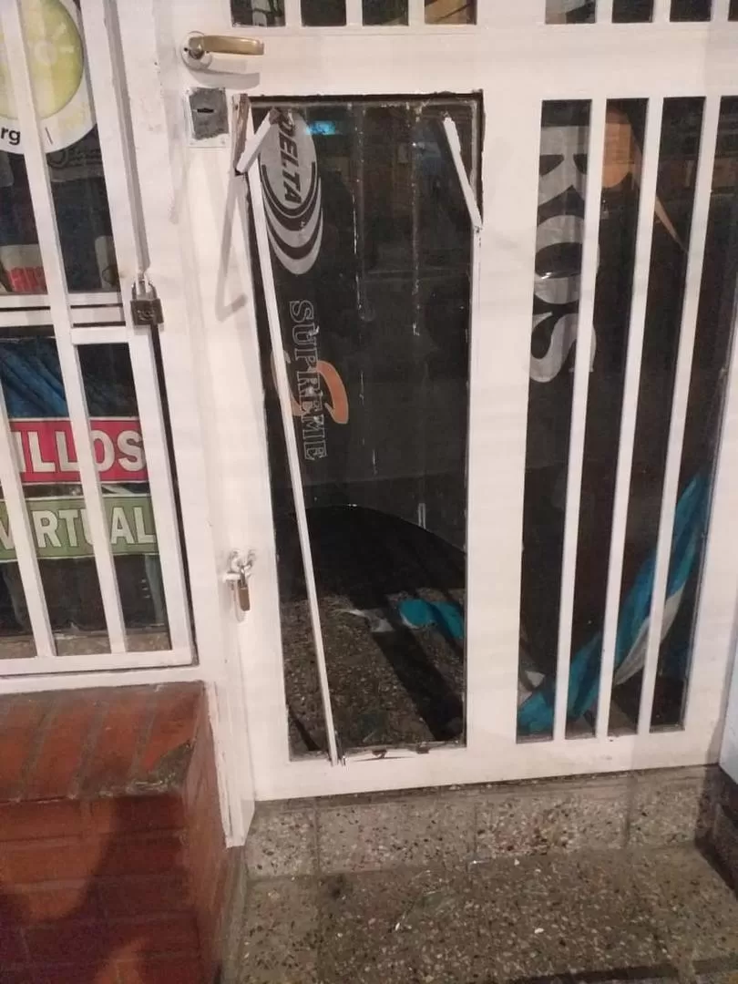 EL DAÑO. Los ladrones rompieron en minutos la puerta para ingresar al local. 