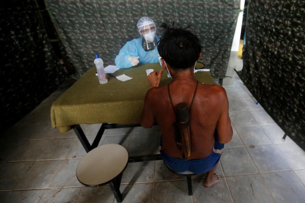 AMAZONIA. Médicos de las Fuerzas Armadas de Brasil realizan testeos en la frontera norte, donde atienden a miembros de la etnia Yanomami.   