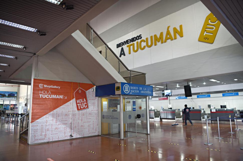 SIN BIENVENIDAS. Desde hace meses no hay turistas que puedan leer los letreros de llegada en la terminal.