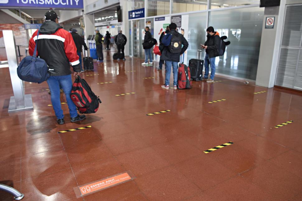 PARTIDA. Ayer salió un vuelo particular que llevó 11 mineros a Neuquén.  