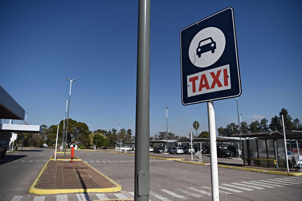 PARADA VACÍA. Sin pasajeros que arriben a la provincia, los taxis desaparecieron del estacionamiento.