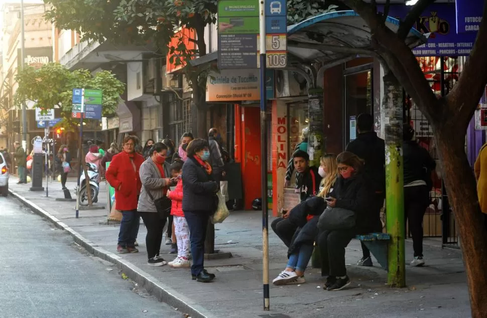 PANDEMIA SIN TRANSPORTE. Quienes viajan en transporte público debieron buscar otros medios para trasladarse por el paro de choferes de ómnibus. la gaceta / foto de antonio ferroni