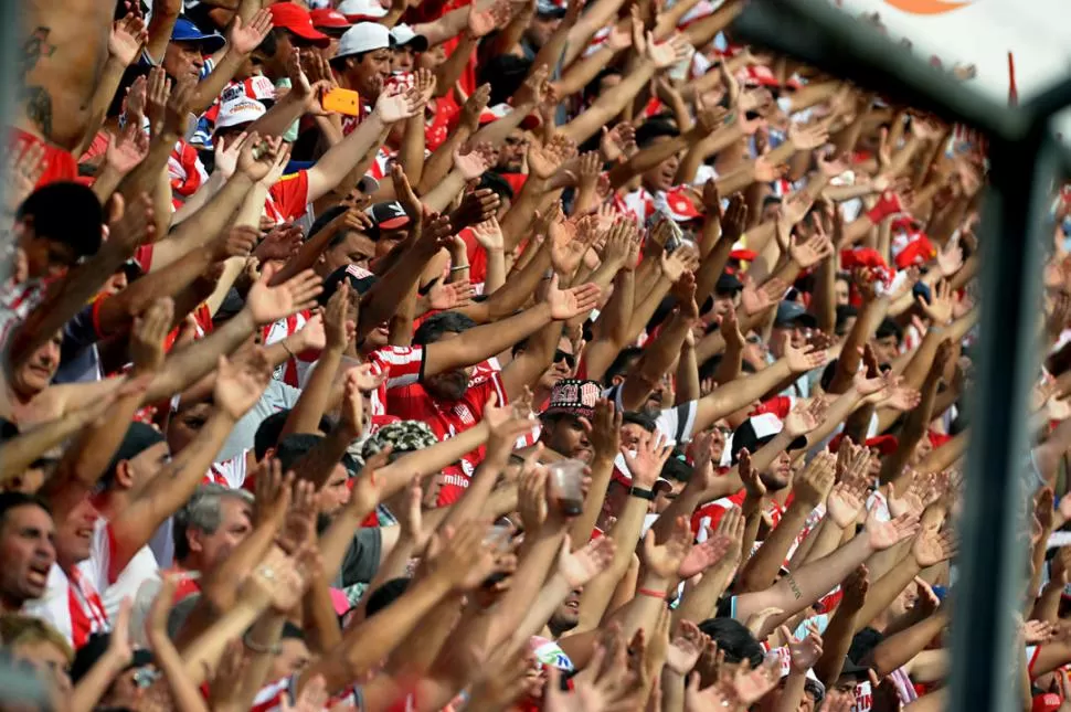 CON TODA LA ATENCIÓN. Aunque no hay juego, los fanáticos viven cada instancia con la tensión propia de un partido. la gaceta / foto de franco vera