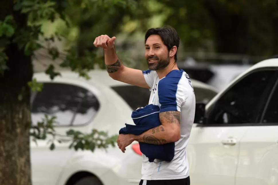 BUENAS SEÑALES. Lucchetti levanta el pulgar a la salida de un entrenamiento, durante la temporada pasada. El arquero, que acaba de cumplir 42 años, podría firmar la renovación con Atlético en estos días. la gaceta / foto de DIEGO ARáOZ (archivo)