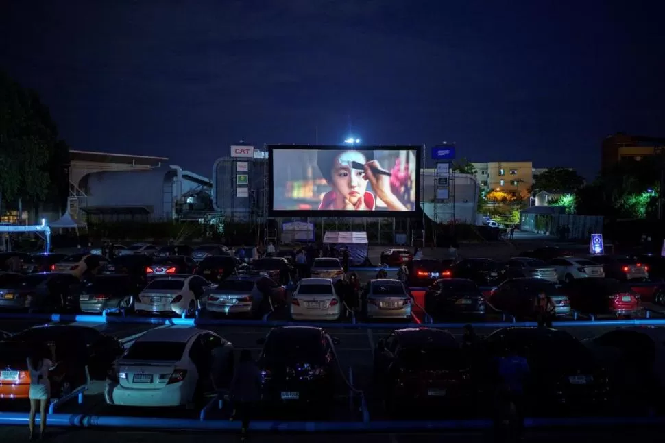 CINE, EL REGRESO.  El primer autocine de Bangkok, la capital de Tailandia, es un éxito. Luego de varios meses con las salas cerradas por la cuarentena, ahora los amantes del cine pueden ver películas en pantalla grande, respetando la distancia social y las medidas de seguridad para evitar contagios.  fotos reuters