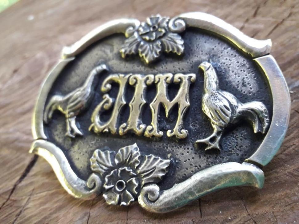 ACCESORIOS. El adorno -con ornamentos de animales y de flores- representa la hebilla de un cinturón.