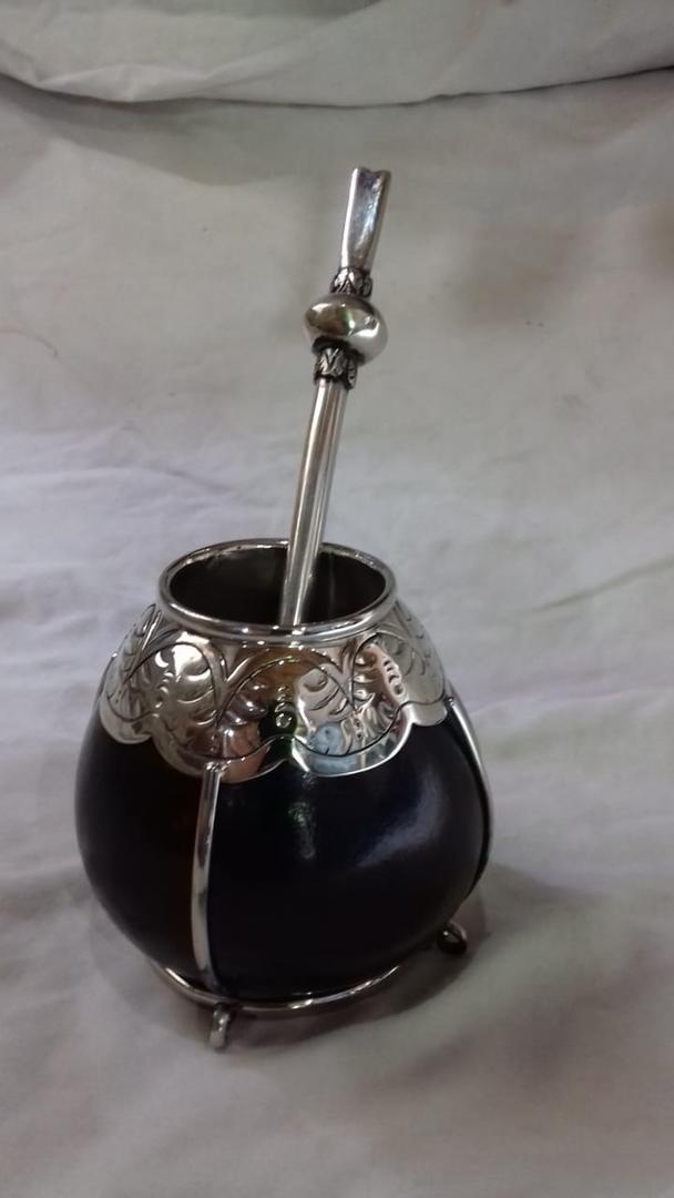 MIXTURA. Bombilla y mate hechos a mano por Martín Bignoli. Se trata de una pieza de plata reciente.