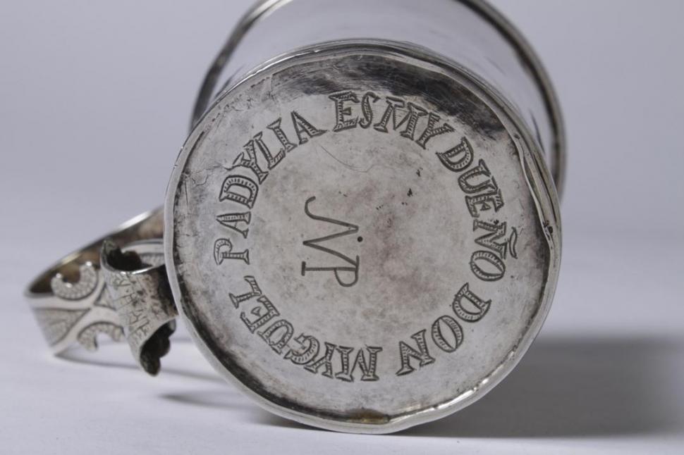 INICIALES. Debajo del jarro de plata alcanza a verse el nombre de su dueño: Miguel Padilla.