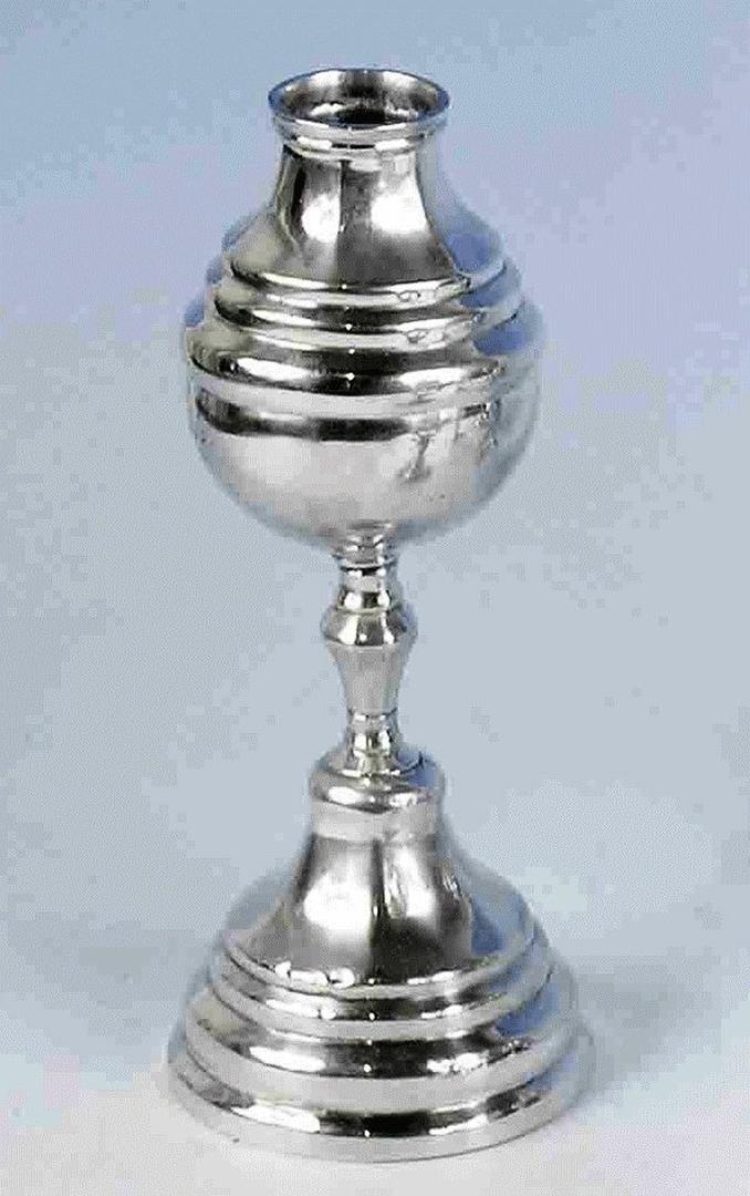 MATE. De fines del siglo XVIII, está hecho con plata batida a martillo. Pertenece a Sara Peña de Bascary.