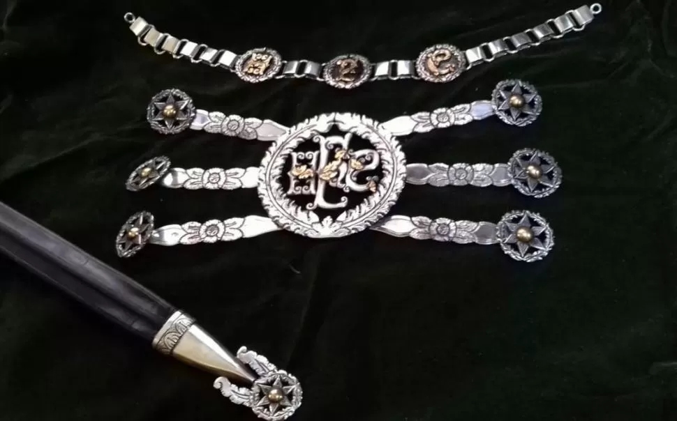 GAUCHOS. Este conjunto de rastra, retranca y facón fue obra del artista de platería criolla Martín Bignoli. 