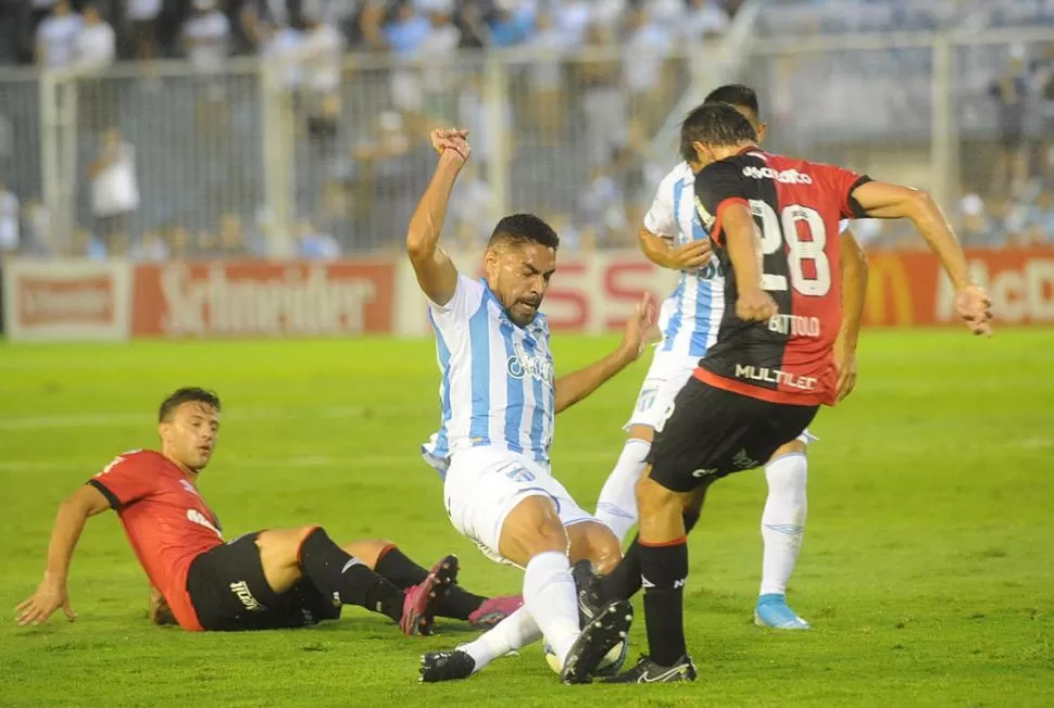 CON TODO. Porque pone su fuerza, pocas veces se puede pasar por la zona que Ortiz defiende. Por eso el técnico lo quiere. la gaceta / foto de hector peralta