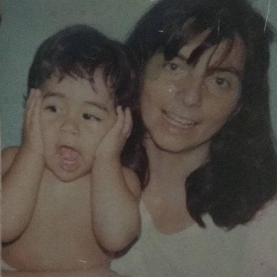 Recuerdos de su familia adoptiva.