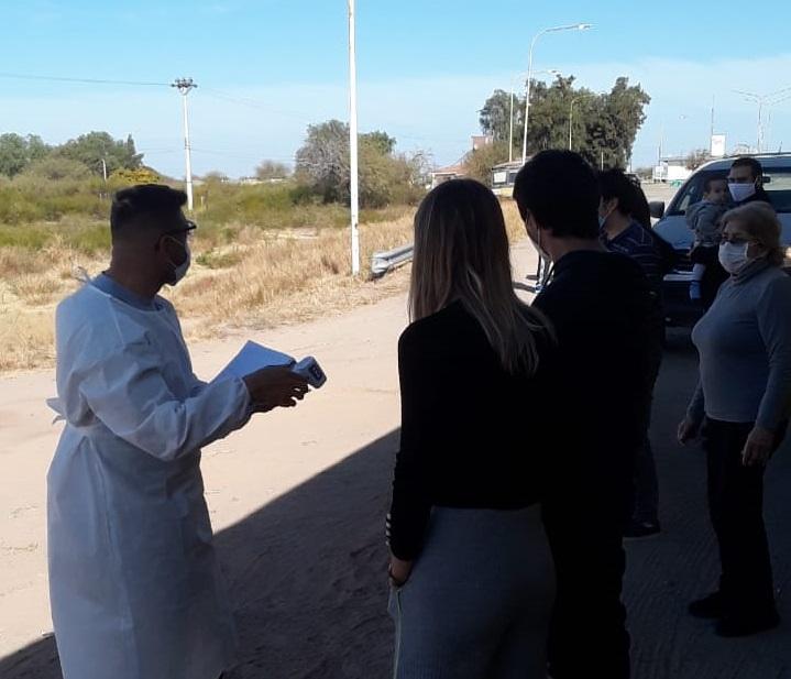 TEMPERATURA. Pasajeros son sometidos a controles con termómetros. Foto: Gentileza Schiavone