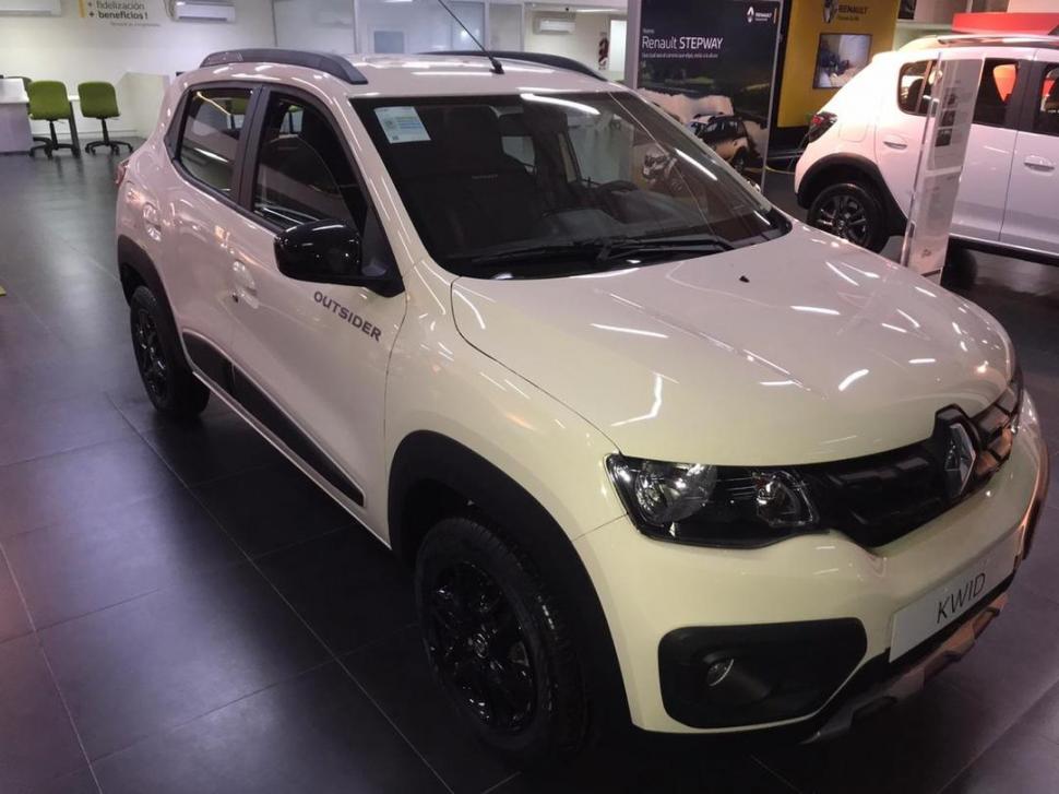 PREMIO AL ESFUERZO. Socios donaron el auto que será sorteado. 