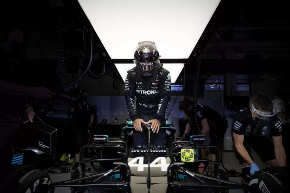 PROFESIONALES. Los miembros del equipo Mercedes mostraron cómo se debe actuar en tiempos de pandemia. 