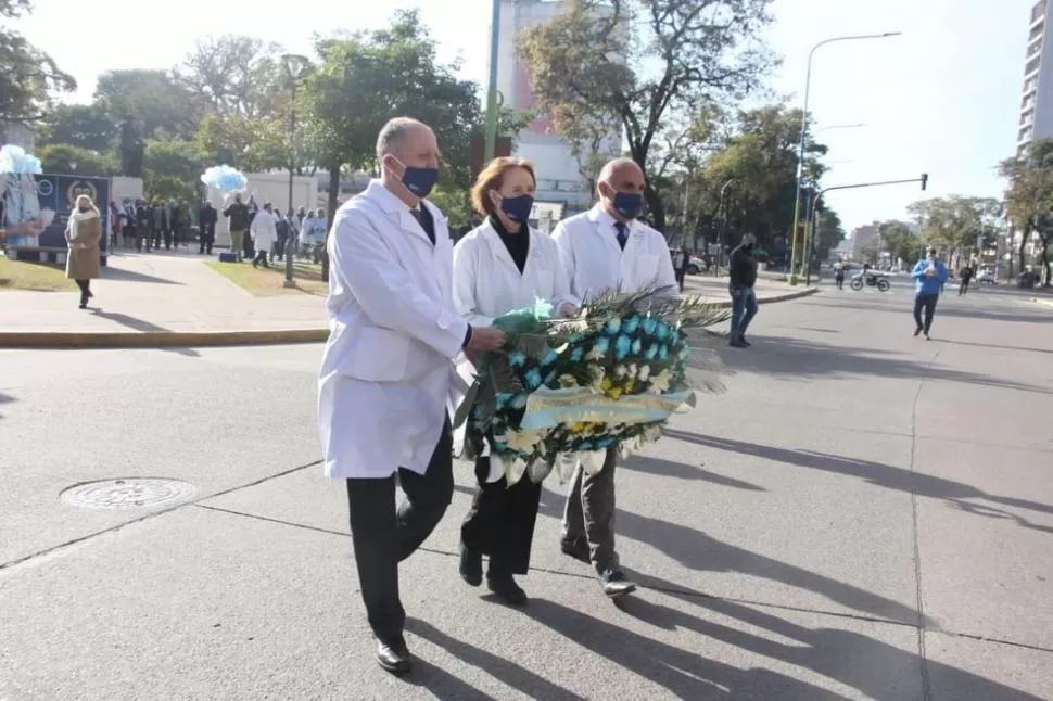 ARREGLO FLORAL. Las autoridades del colegio, ayer en el acto. 