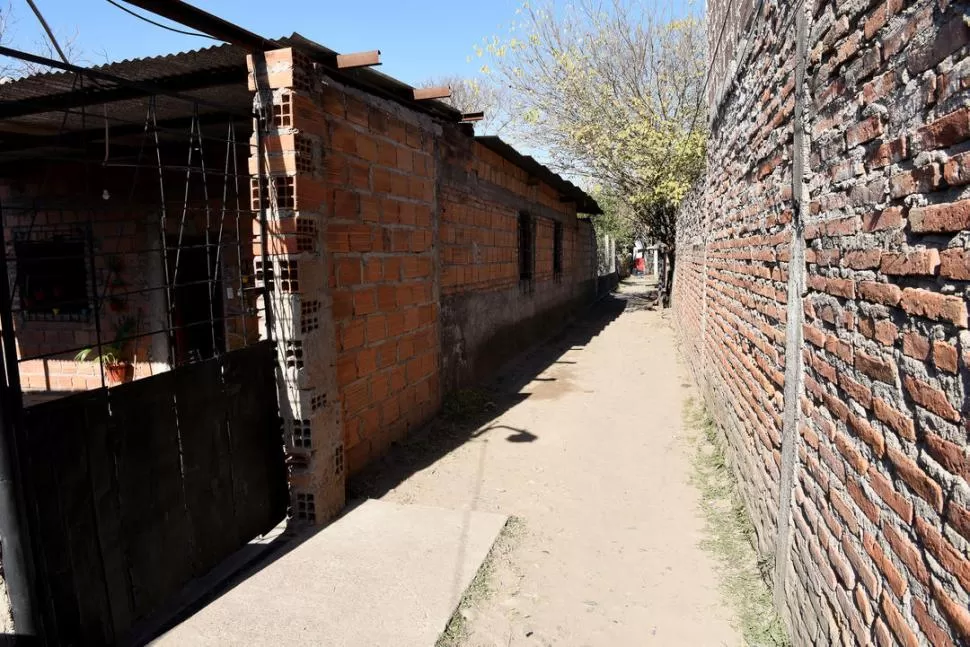 DOLOR QUE NO TIENE FIN. Los habitantes del humilde vecindario de Catamarca al 1.200 no ocultaron su enojo por la trágica muerte de la niña de tres años. 