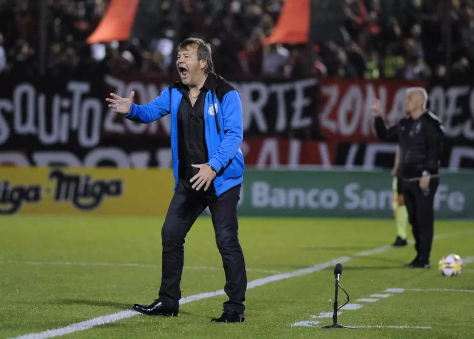 EN LA CANCHA SÍ. Mientras dirige, sólo por momentos, Zielinski se permite gritar y salirse de sus casillas.   