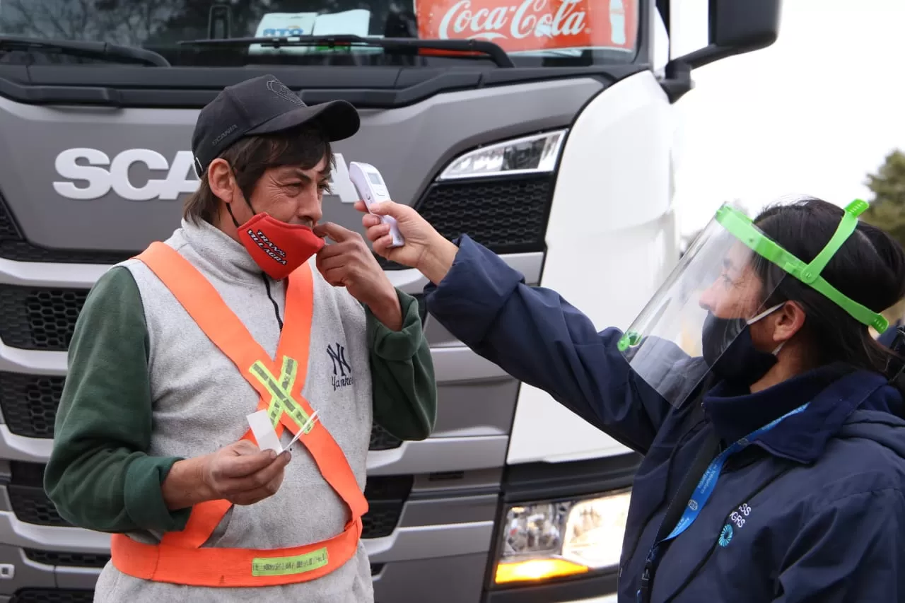 PREVENCIÓN. Un camionero es sometido al riguroso control que se realiza en el puesto fronterizo. MINISTERIO DE SALUD PÚBLICA DE LA PROVINCIA 