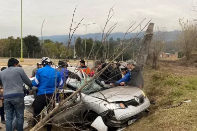 Perdió el control del auto y se estrelló contra una pared en la avenida Perón