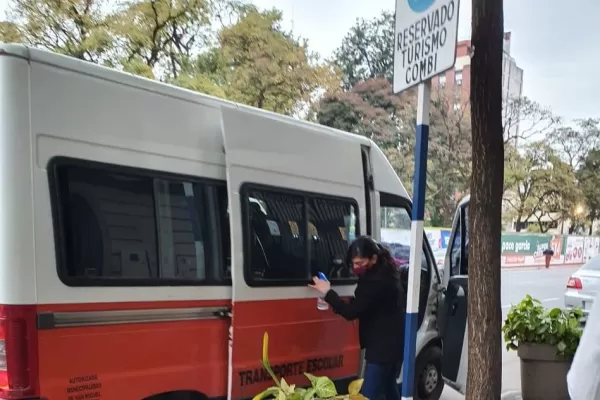 Por el paro de colectivos, comerciantes trasladaron a sus empleados en transportes escolares
