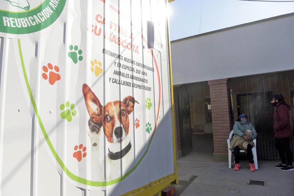 PARA CONOCER MÁS. Los exteriores del trailer muestran mensajes de los objetivos del programa público.