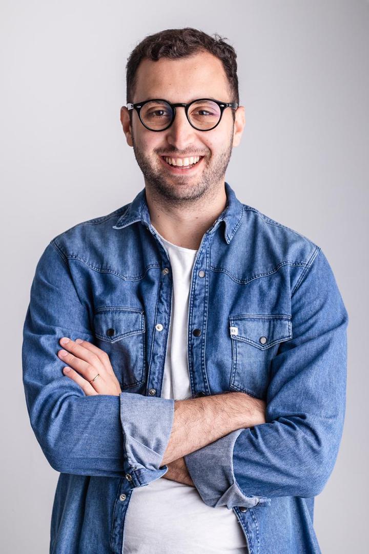  EMPRENDEDOR. Casoy tiene 34 años y es psicólogo de profesión. 