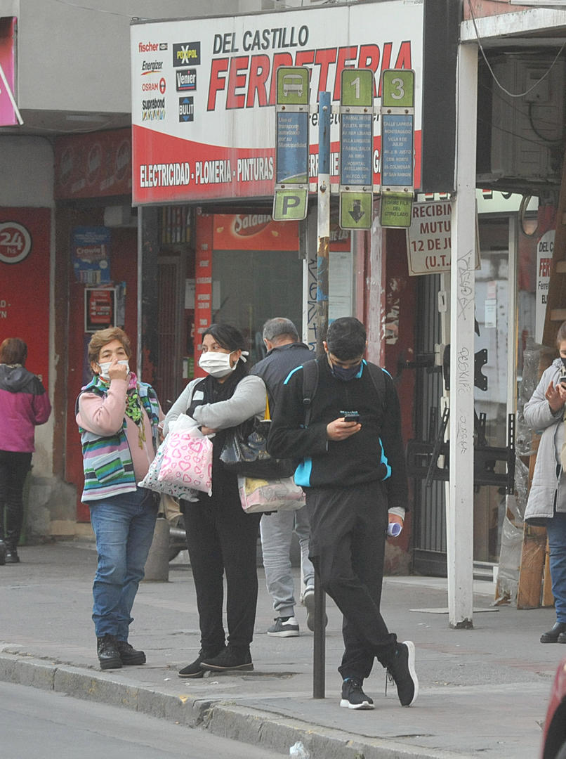 SIN RESPUESTAS. Miles de tucumanos necesitan del servicio de ómnibus.