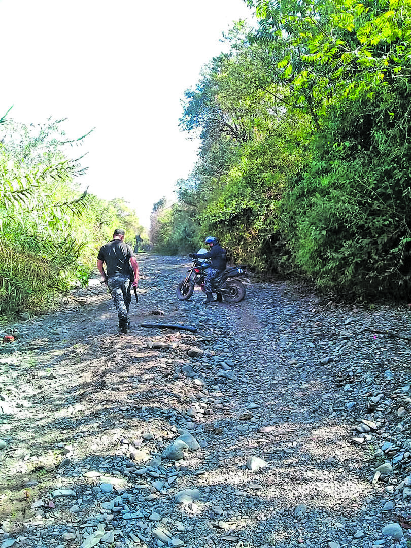 EL CAMINO. Guardias urbanas buscan las bicicletas robadas y a los autores del ataque.  